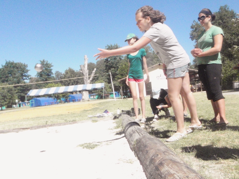 Village Camps International Summer Camp Ard&egrave;che, France 2019-07-26 https://www.villagecamps.com/journals_admin/images/72-23-Sasha throws.jpg